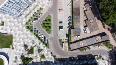 yeni konut kompleksi yakınında otopark ile sokak havadan üst görünümü