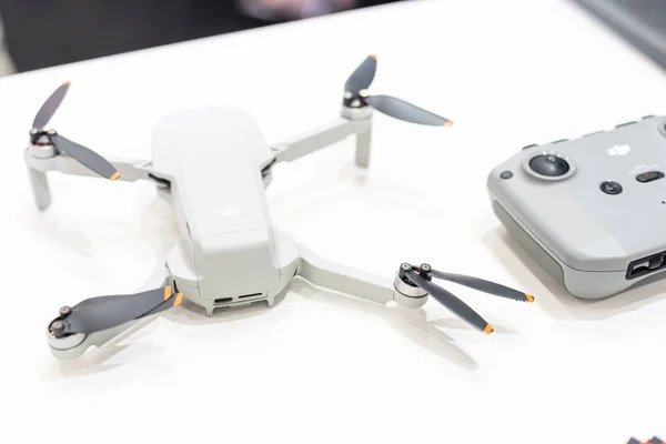 Conjunto de imagens pequeno drone branco isolado sobre fundo branco — Fotografia de Stock
