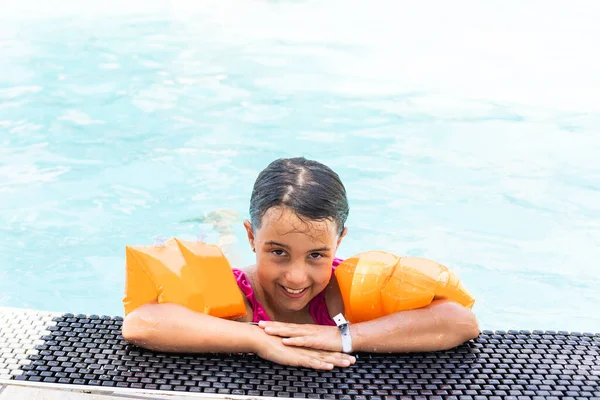 Petite fille jouant dans la piscine extérieure — Photo