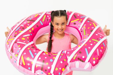 Büyük pembe kauçuk yüzüklü beyaz kız.