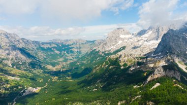 Dağlarda ve bulutlarda bahar sabahı