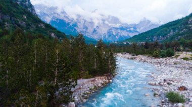 Arnavutluk Alpleri 'nin muhteşem dağ manzarası