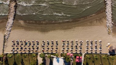 Gün batımında Adriyatik Denizi 'nin kumlu plajına ve Arnavutluk' un Durres kentine bak.