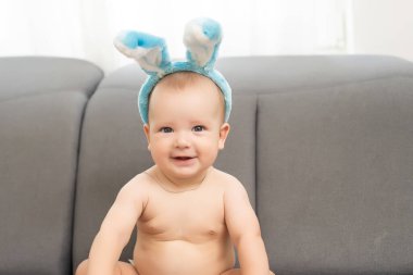 Tavşan kulaklı yeni doğmuş bebek. Paskalya Tatili