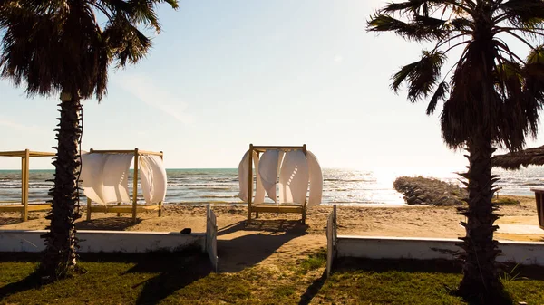 Gün batımında Adriyatik Denizi 'nin kumlu plajına ve Arnavutluk' un Durres kentine bak. — Stok fotoğraf