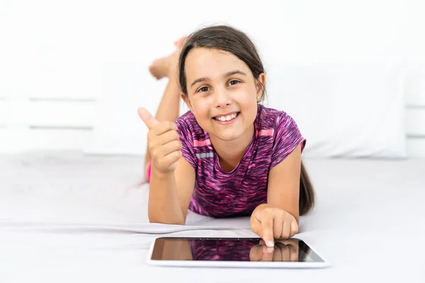 Kislány digitális tabletta a szőnyegen — Stock Fotó