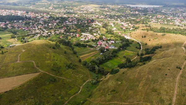 Rozsáhlá venkovská krajina se skvrnami polí, sadů a živých plotů — Stock fotografie