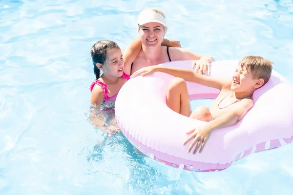 Mère avec enfants dans la piscine au parc aquatique — Photo