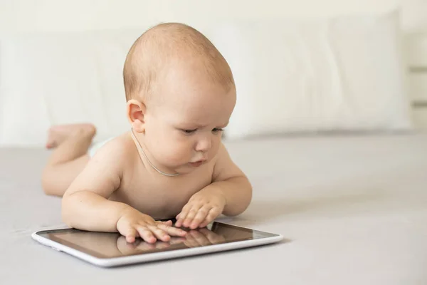 Baby meisje spelen met tablet — Stockfoto