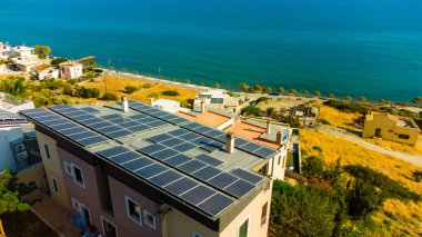 Bir evin çatısındaki güneş fotovoltaik panelleri