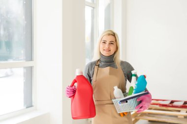 Tadilattan sonra odadaki temizlikçi kadın.