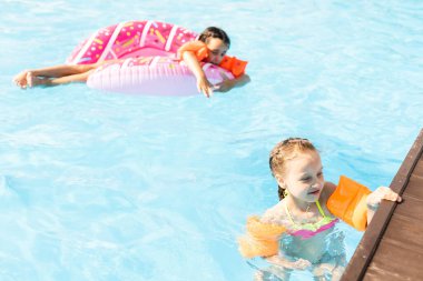 Mutlu çocuk yüzme havuzunda oynuyor. Yaz tatili kavramı