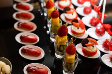 Masada tatlı atıştırmalıklar var. Doğum günü partisi için bar.