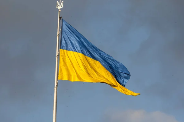 Ukrayna bayrağı. Sarı mavi bayrak sallıyor — Stok fotoğraf