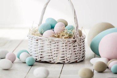 Yuvadaki Paskalya yumurtaları renkli ahşap arka planda
