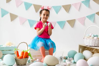 holding arka planda büyük sarı yumurta ve bunny Paskalya sarışın kız