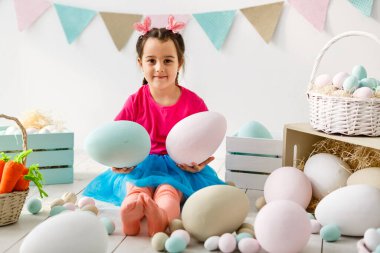 holding arka planda büyük sarı yumurta ve bunny Paskalya sarışın kız