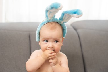 Paskalya tavşanı kulaklarında giyinmiş kadar şirin bir bebek portresi