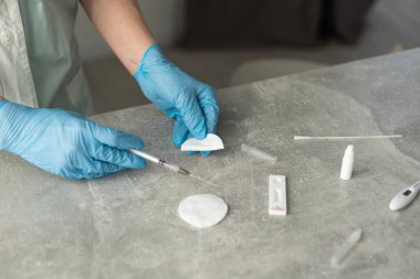 Laboratuvarda doktor ya da bilim adamı, virüs covid-19 Corona virüsüne karşı verilen kavramsal mücadele, çocuklar ya da yetişkinler için sıvı aşılarla dolu bir şırınga taşıyor.,