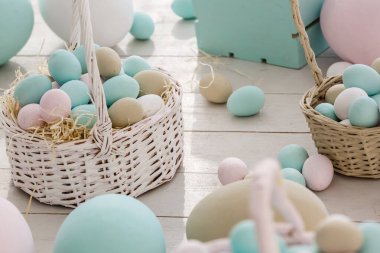 Yuvadaki Paskalya yumurtaları renkli ahşap arka planda