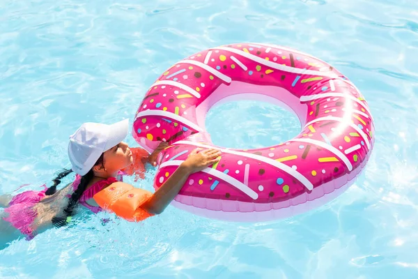 Szczęśliwe dziecko bawiące się w basenie. Koncepcja wakacji letnich — Zdjęcie stockowe