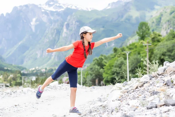 Retrato de uma menina contra o panorama dos Alpes — Fotografia de Stock