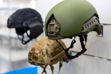 Yeşil, haki askeri kask, beyaz arka plan izole.