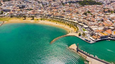 Girit, Yunanistan. Deniz gemileri, tekneleri ve deniz feneri olan liman. Retimno