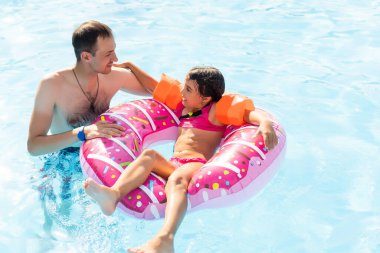 Baba kızına yüzme öğretiyor, yaşam tarzı konsepti..