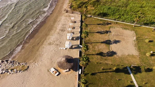 Vista a la playa de arena del mar Adriático y a la ciudad de Durres, Albania al atardecer. — Foto de Stock