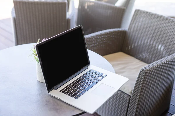 Ordinateur portable avec site d'information à l'écran sur la table dans le bureau d'affaires, salon d'entreprise ou hall d'hôtel. Compagnie wifi sans fil. Café ou lieu de travail moderne. Article en ligne sur ordinateur. Femme sur chaise attendant — Photo