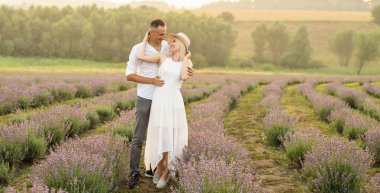 Yetişkin çift lavanta tarlalarında