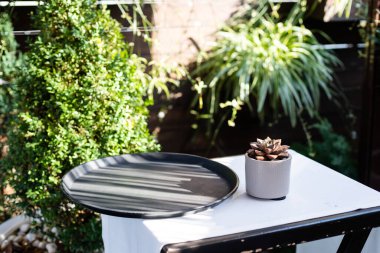 Kafedeki ahşap masada sulu tencere..