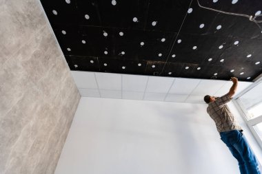 Yeni dairenin tavan profilini işçiler belirledi.