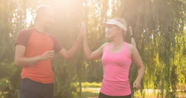 Sokakta birlikte spor yapan romantik bir çift. Sabah koşusundan sonra eğleniyorum..