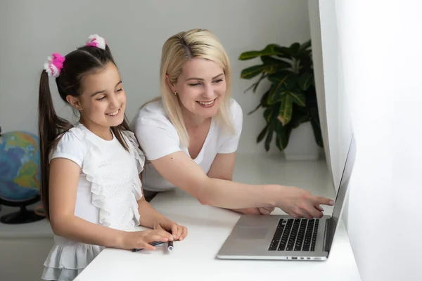 Educazione online dei bambini. Madre e figlia della scuola materna guardando un video lezione chiamata chat corso creativo arte disegno utilizzando lapott a casa. — Foto Stock