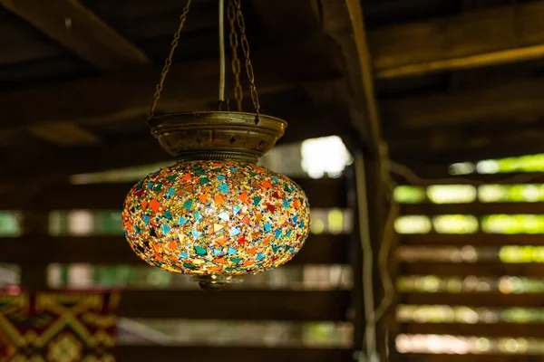 Lâmpadas penduradas no teto, mosaico lâmpada redonda no interior de madeira. — Fotografia de Stock