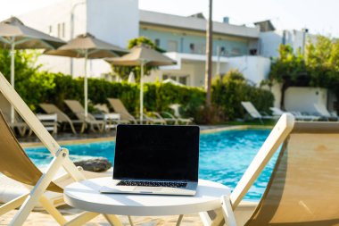 bilardo arka planında dizüstü bilgisayar