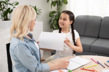 Anne kızı evde birlikte okuyor.