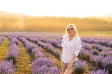 Lavanta Tarlasında Yürüyen Bir Kadın