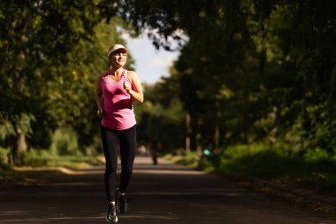 Parkta koşan koşucu kadın.