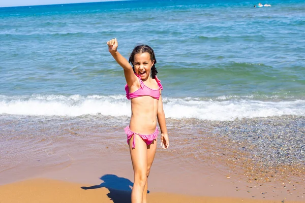 Adorable happy smiling little girl on beach vacation — Stock Photo, Image
