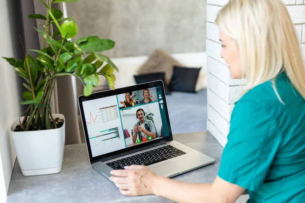 Gesneden beeld van jonge vrouw met behulp van laptop voor videoconferentie thuis — Stockfoto