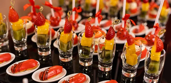 Lekkere snoep bar voor verjaardag partij op tafel tegen kleur achtergrond — Stockfoto
