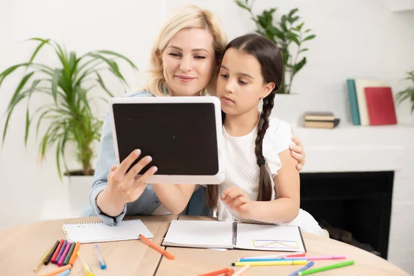 Madre e figlia utilizzando tablet digitale a casa — Foto Stock