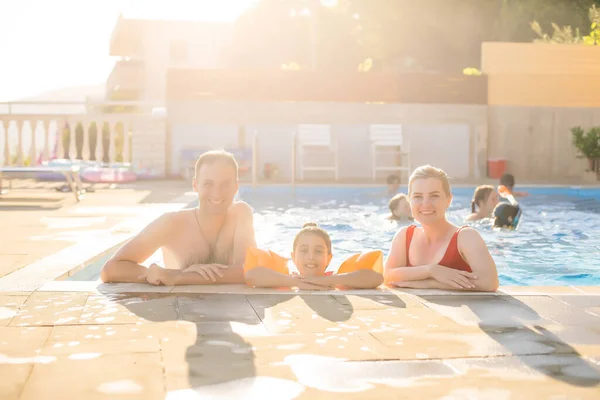 Aile tatil yüzme havuzunda — Stok fotoğraf