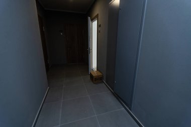 Kapının yanındaki halıda karton kutular. Paket teslimat servisi