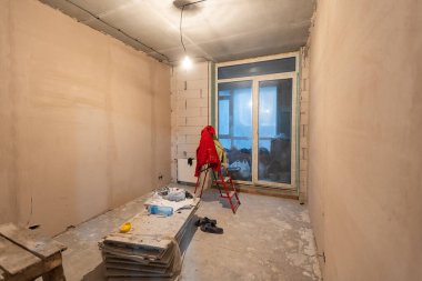 Yeni dairenin köşesindeki duvar kağıtları.