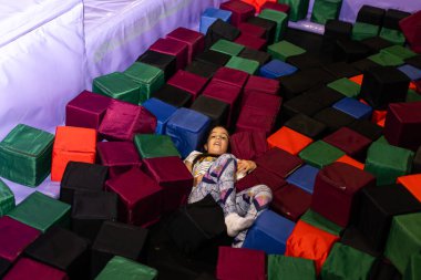 Küçük çocuk, trambolin içinde kapalı Bahçesi atlama. Etkin toddler kız spor merkezinde eğleniyor.