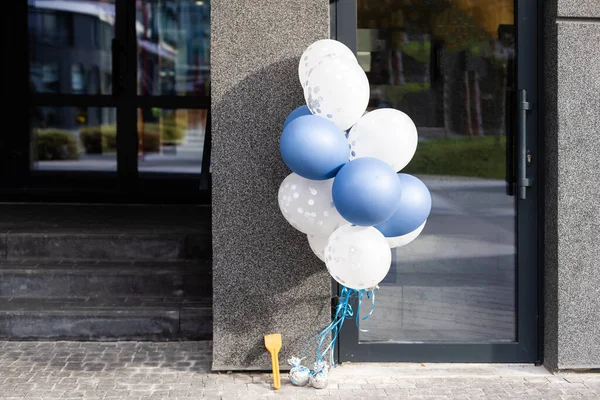 Balloons near the facade of the building —  Fotos de Stock